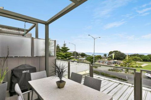 WATERFRONT TWO Position Perfect NEW LISTING 2019 - Foster Accommodation 3