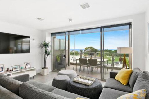 WATERFRONT TWO Position Perfect NEW LISTING 2019 - Foster Accommodation 4