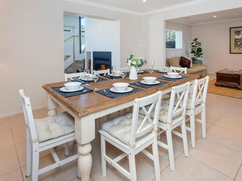 Emerald Coastal Walk Swimming Pool Pet Friendly - Foster Accommodation 1