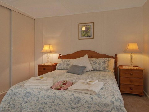 Hollyoak Cottage Delightful Ducks & Doileys! - Foster Accommodation 1