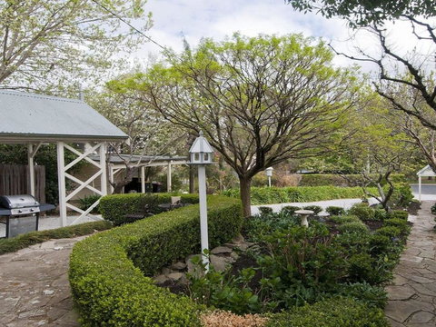 Hollyoak Cottage Delightful Ducks & Doileys! - Foster Accommodation 5