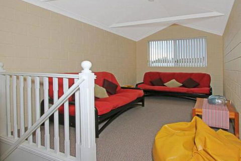 Ohio One Street Back From Beach Access - Foster Accommodation 5