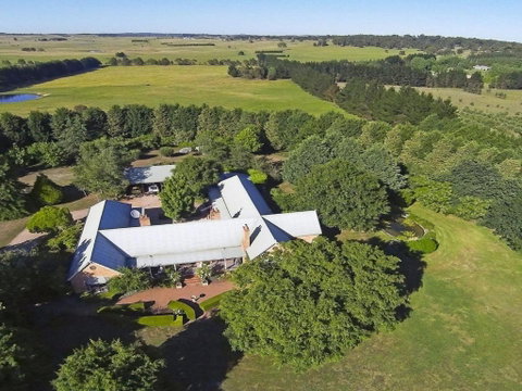 Sutton Downs Renovated Country Home On 100 Acres - Foster Accommodation 5