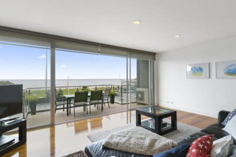 LOUTTIT BAY APARTMENT 1 Free Wifi Ocean Views & The Ultimate Location - Foster Accommodation 0