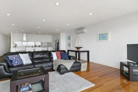 LOUTTIT BAY APARTMENT 1 Free Wifi Ocean Views & The Ultimate Location - Foster Accommodation 6