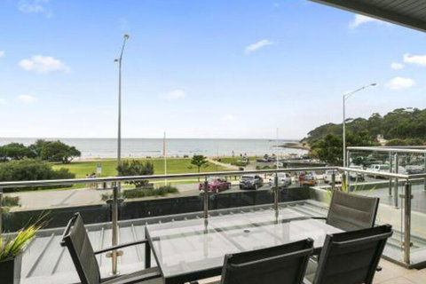 LOUTTIT BAY APARTMENT 1 Free Wifi Ocean Views & The Ultimate Location - Foster Accommodation 5