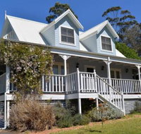 The Dolls House Charming 2 bedroom cottage just a short walk from the village - Foster Accommodation