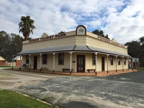 Deniliquin Pioneer Tourist Park - Foster Accommodation 1