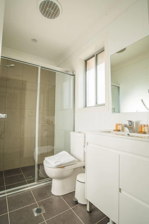 Peaceful 2kingbed Rootyhill Townhouse Near Station - Foster Accommodation 1