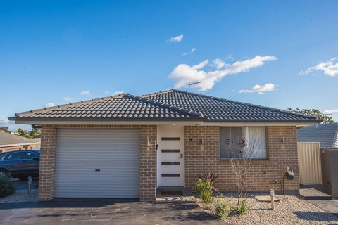 Peaceful 2kingbed Rootyhill Townhouse Near Station - Foster Accommodation 0