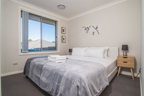 Peaceful 2kingbed Rootyhill Townhouse Near Station - Foster Accommodation 3
