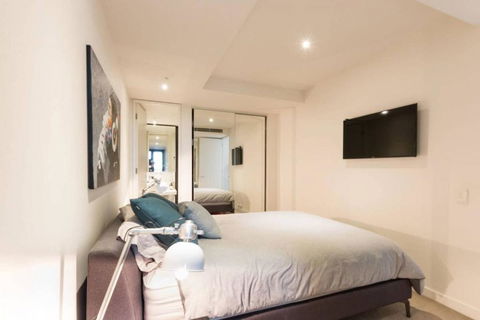 Laurent Balcony Views Steps From Laneway Vibes - Foster Accommodation 4