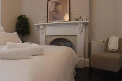 YSG The Edward Townhouses 155 & 157 Steps To Town - Foster Accommodation 4