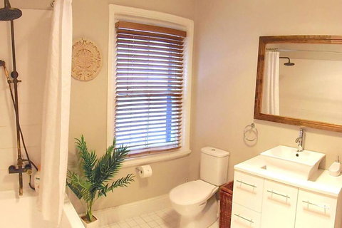 YSG The Edward Townhouses 155 & 157 Steps To Town - Foster Accommodation 6