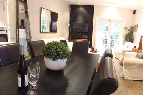 YSG The Edward Townhouses 155 & 157 Steps To Town - Foster Accommodation 2