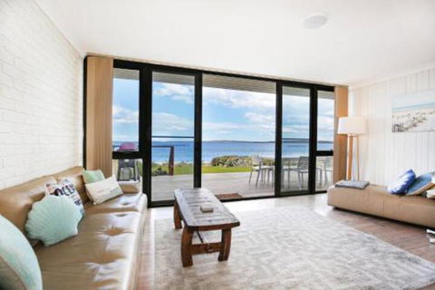 Azure Absolute Beachfront Pet Friendly - Foster Accommodation 7