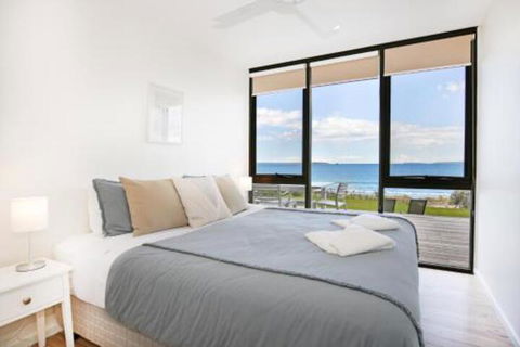 Azure Absolute Beachfront Pet Friendly - Foster Accommodation 3