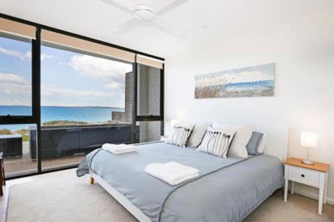 Azure Absolute Beachfront Pet Friendly - Foster Accommodation 6