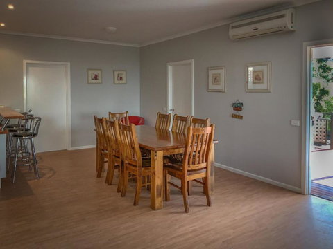 Desert Pea - Foster Accommodation 3