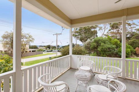 BEACHSIDE GETAWAY DROMANA - Foster Accommodation 1