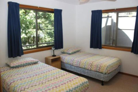 LIZ LAKE - Foster Accommodation 5