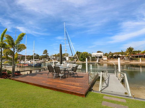 WATERFRONT HOME BORDERING MOOLOOLABA - Foster Accommodation 6