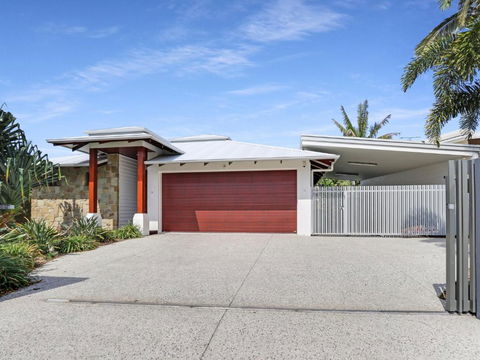 WATERFRONT HOME BORDERING MOOLOOLABA - Foster Accommodation 2