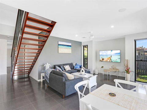 WATERFRONT HOME BORDERING MOOLOOLABA - Foster Accommodation 5