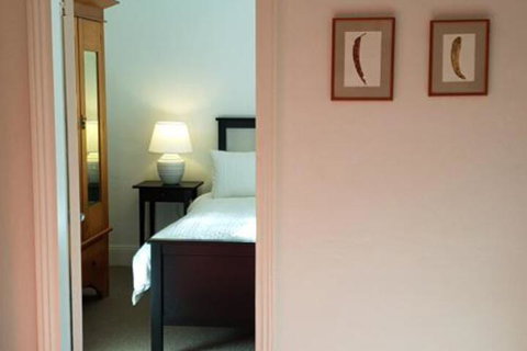 Redruth 2 Bedroom Cottage Situated In Wandiligong - Foster Accommodation 6