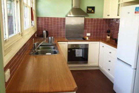 Redruth 2 Bedroom Cottage Situated In Wandiligong - Foster Accommodation 3
