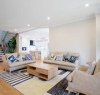 Lux Style 4BR Townhouseashwood - Foster Accommodation