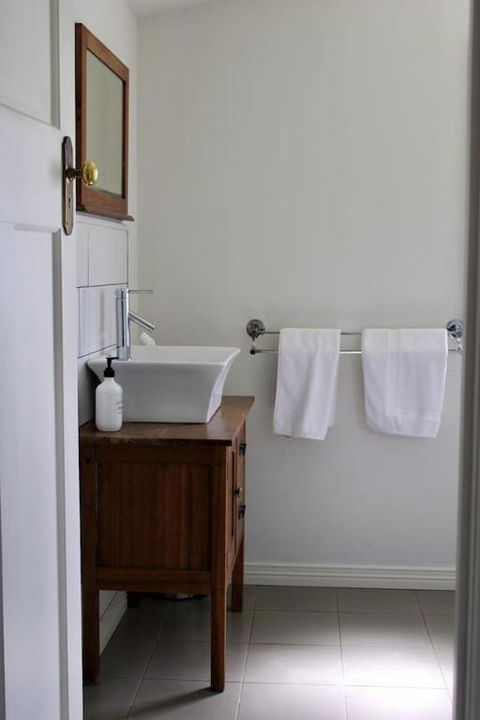 Wormwood Studio - Foster Accommodation 5