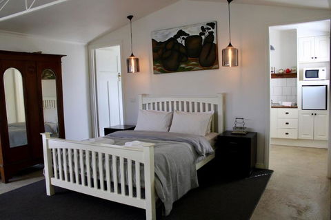 Wormwood Studio - Foster Accommodation 4