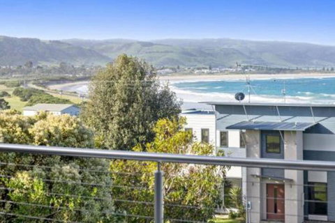 SEA SPECTACULAR Seconds From The Beach! - Foster Accommodation 5