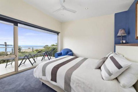 SEA SPECTACULAR Seconds From The Beach! - Foster Accommodation 3