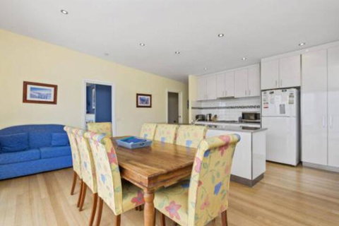 SEA SPECTACULAR Seconds From The Beach! - Foster Accommodation 2