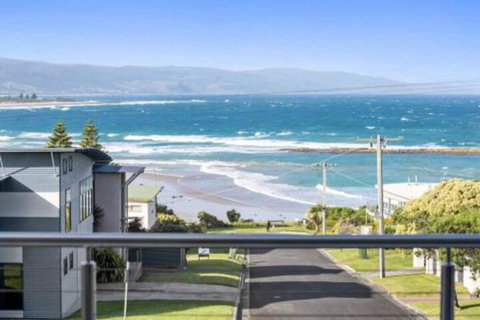 SEA SPECTACULAR Seconds From The Beach! - Foster Accommodation 0