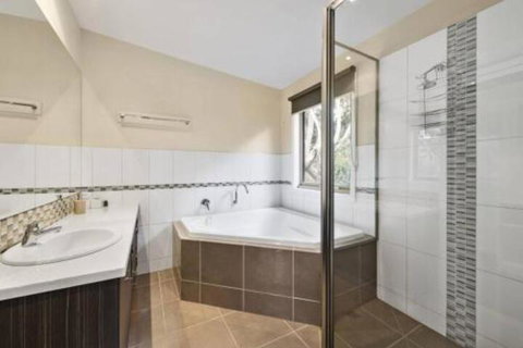 SEA SPECTACULAR Seconds From The Beach! - Foster Accommodation 6