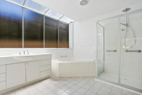 Serenity By The Sea - Foster Accommodation 4