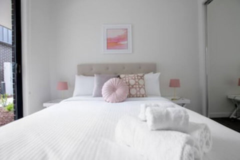 Designer Warm Homeatmooneeponds+parking / Wifi - Foster Accommodation 0