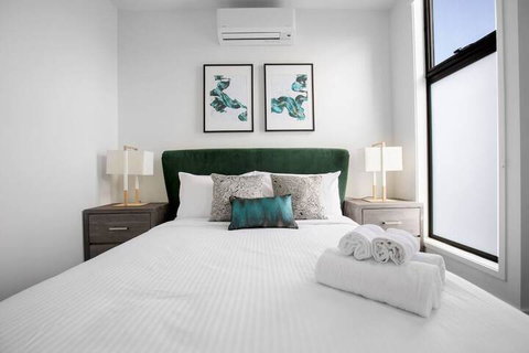 Taste Of Art! Stunning Townhouse Stayatmoonee Ponds - Foster Accommodation 5