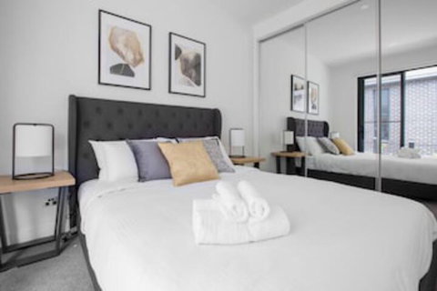 Taste Of Art! Stunning Townhouse Stayatmoonee Ponds - Foster Accommodation 0
