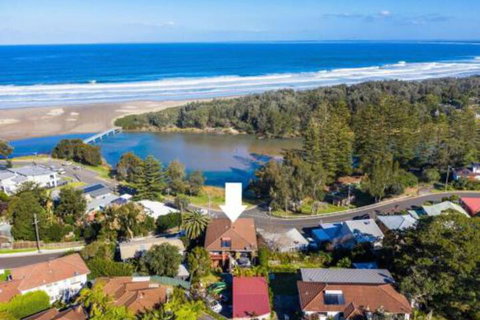 Seven Smiles Riverside Location & Ocean Views - Foster Accommodation 2