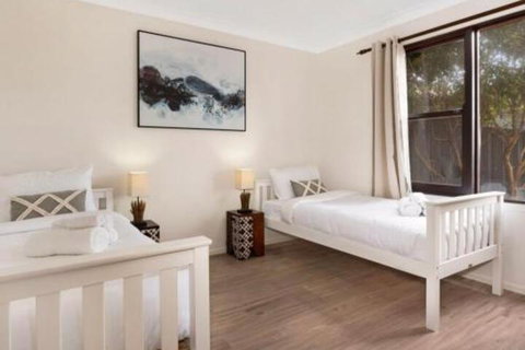Seven Smiles Riverside Location & Ocean Views - Foster Accommodation 7