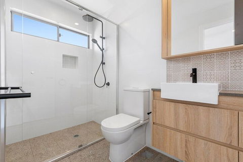 BRAND NEW OCEAN AVENUE TOWNHOUSE - Foster Accommodation 5