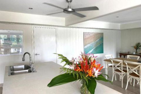 Absolute Lakefront Port Douglas - Foster Accommodation 4