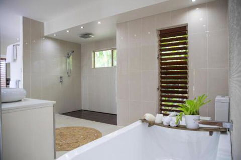 Absolute Lakefront Port Douglas - Foster Accommodation 3