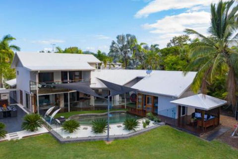 Absolute Lakefront Port Douglas - Foster Accommodation 5