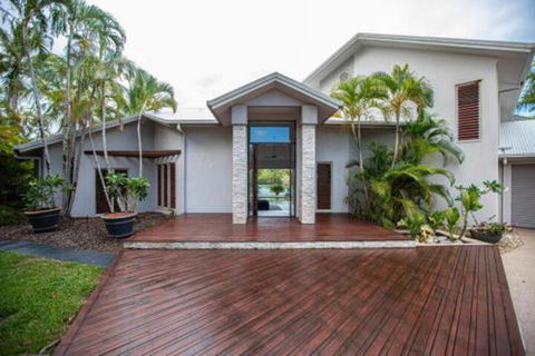 Absolute Lakefront Port Douglas - Foster Accommodation 7