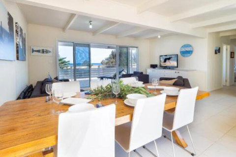 Seaview Getaway - Foster Accommodation 4